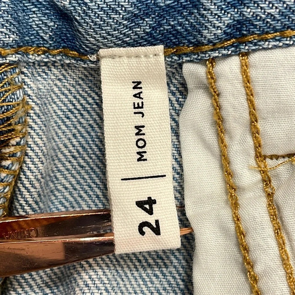 NWT PacSun Mom Jeans High Rise Elvira Light Wash Distressed Destroyed 24 - Picture 15 of 16